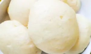 Puszyste kluski na parze, jak u babci. Idealne na deser lub dodatek do obiadu. Przepis babci na kluski na parze.