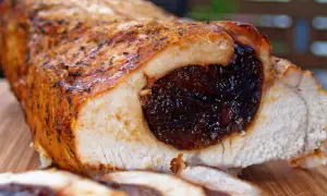 Soczysty schab ze śliwką, pieczony do perfekcji, z chrupiącą skórką i aromatycznym nadzieniem.