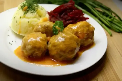 Pulpety w sosie pomidorowym, podane z purée ziemniaczanym i buraczkami. Pyszny, domowy obiad.