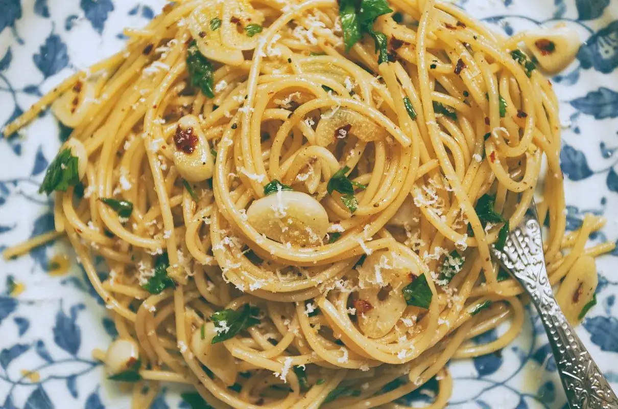 Pyszne spaghetti aglio olio z czosnkiem, natką pietruszki i płatkami chili. Prosty przepis na szybki obiad.