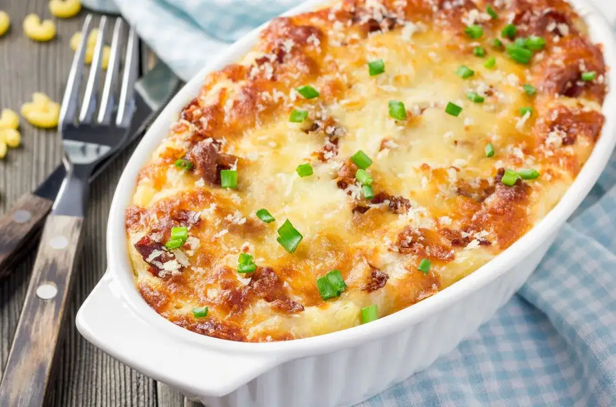 Pyszne, zapiekane mac and cheese z chrupiącym serem i szczypiorkiem, gotowe do podania.