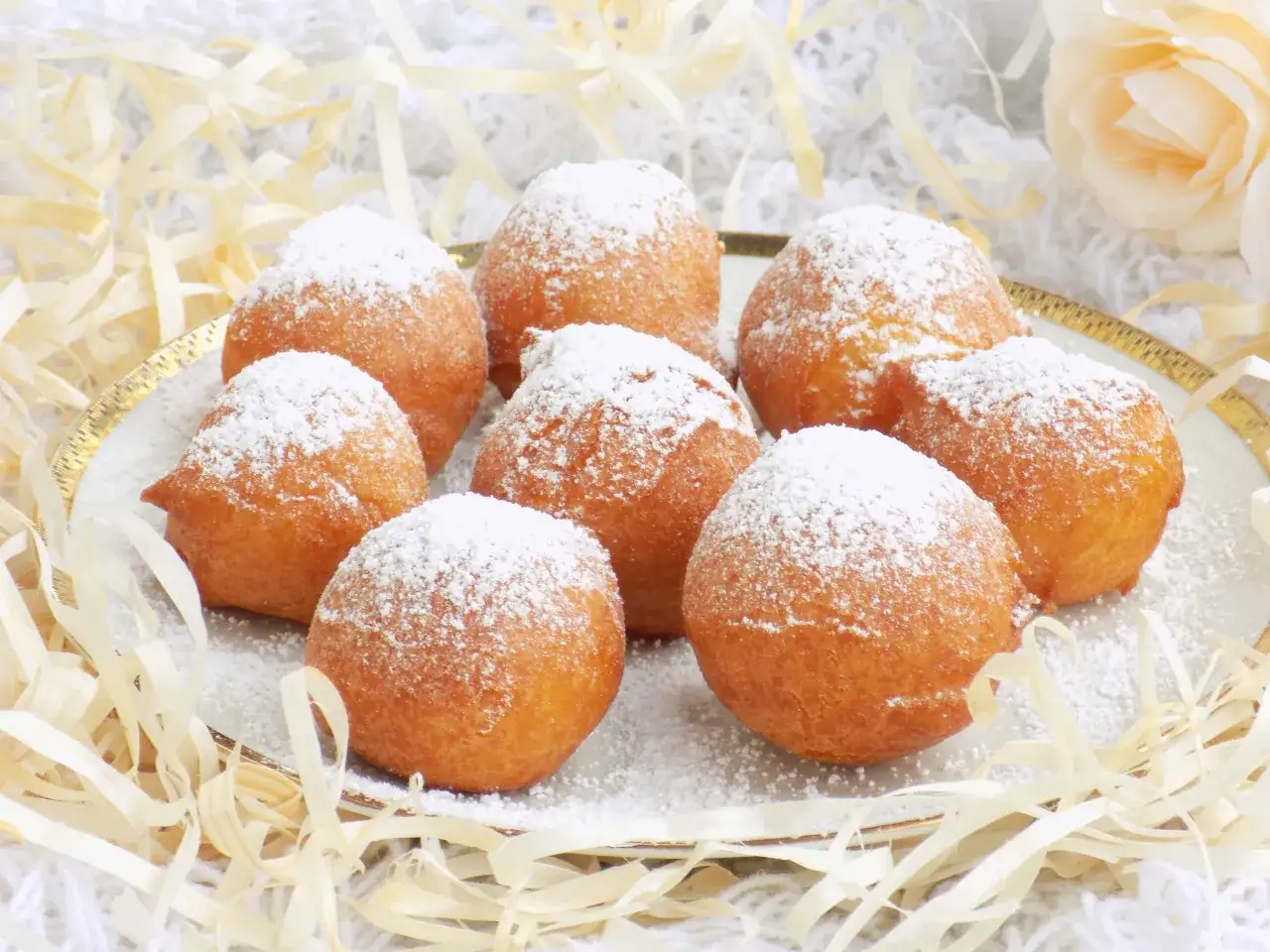 Puszyste paczki z serka homo, posypane cukrem pudrem, kuszą swoim wyglądem. Idealne na deser!