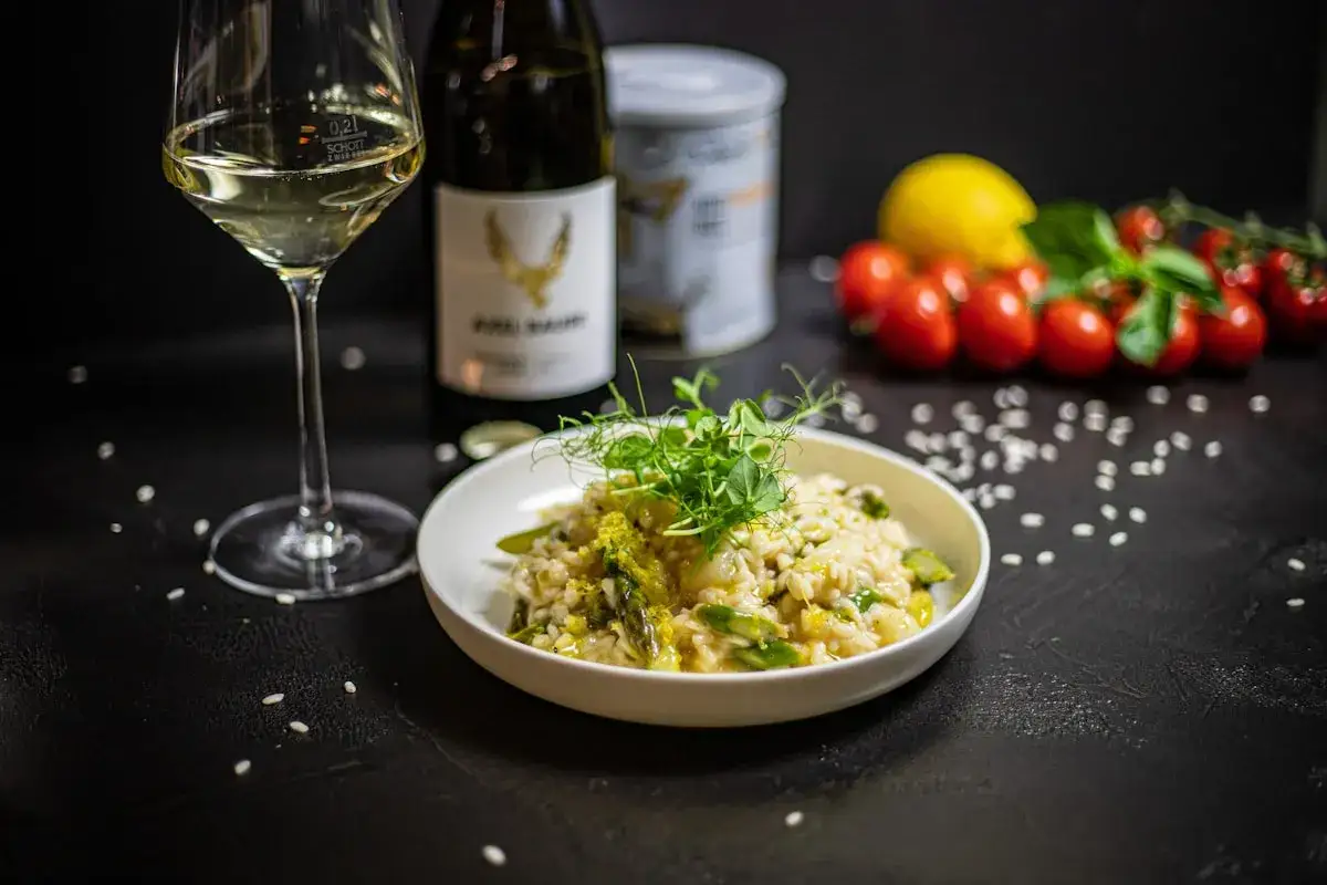 Pyszne risotto z szparagami, idealne na wiosenny obiad. Ten przepis na risotto zachwyci każdego!