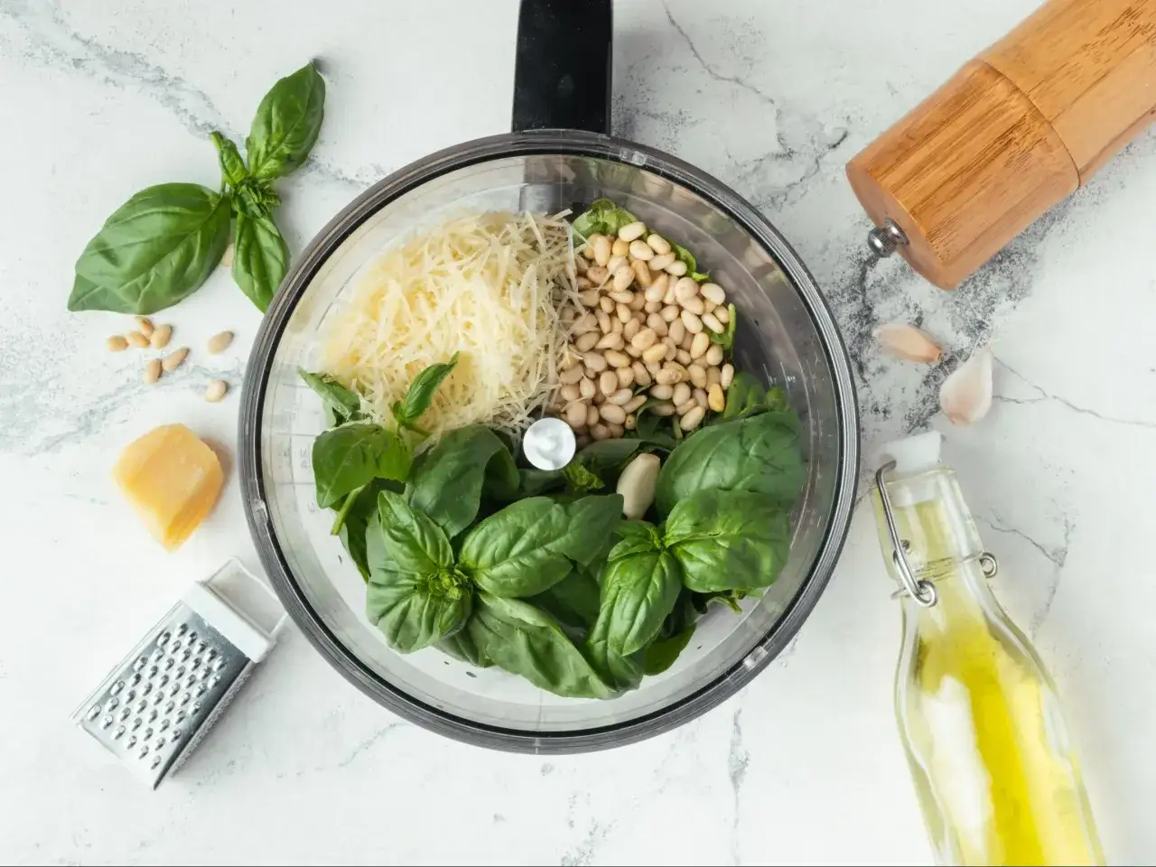 Składniki do pesto: bazylia, orzeszki piniowe, parmezan, czosnek i oliwa. Zaczynamy robić pesto!