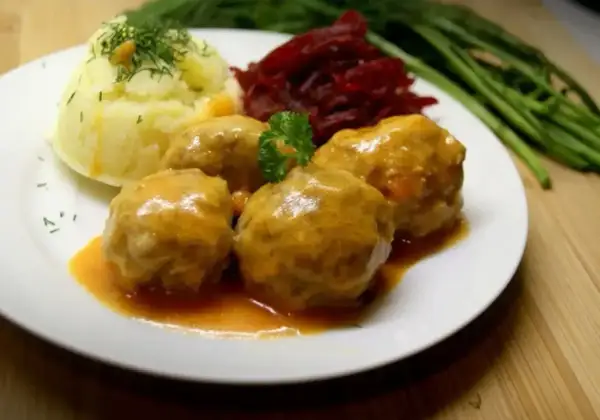 Pulpety w sosie pomidorowym, podane z purée ziemniaczanym i buraczkami. Pyszny, domowy obiad.